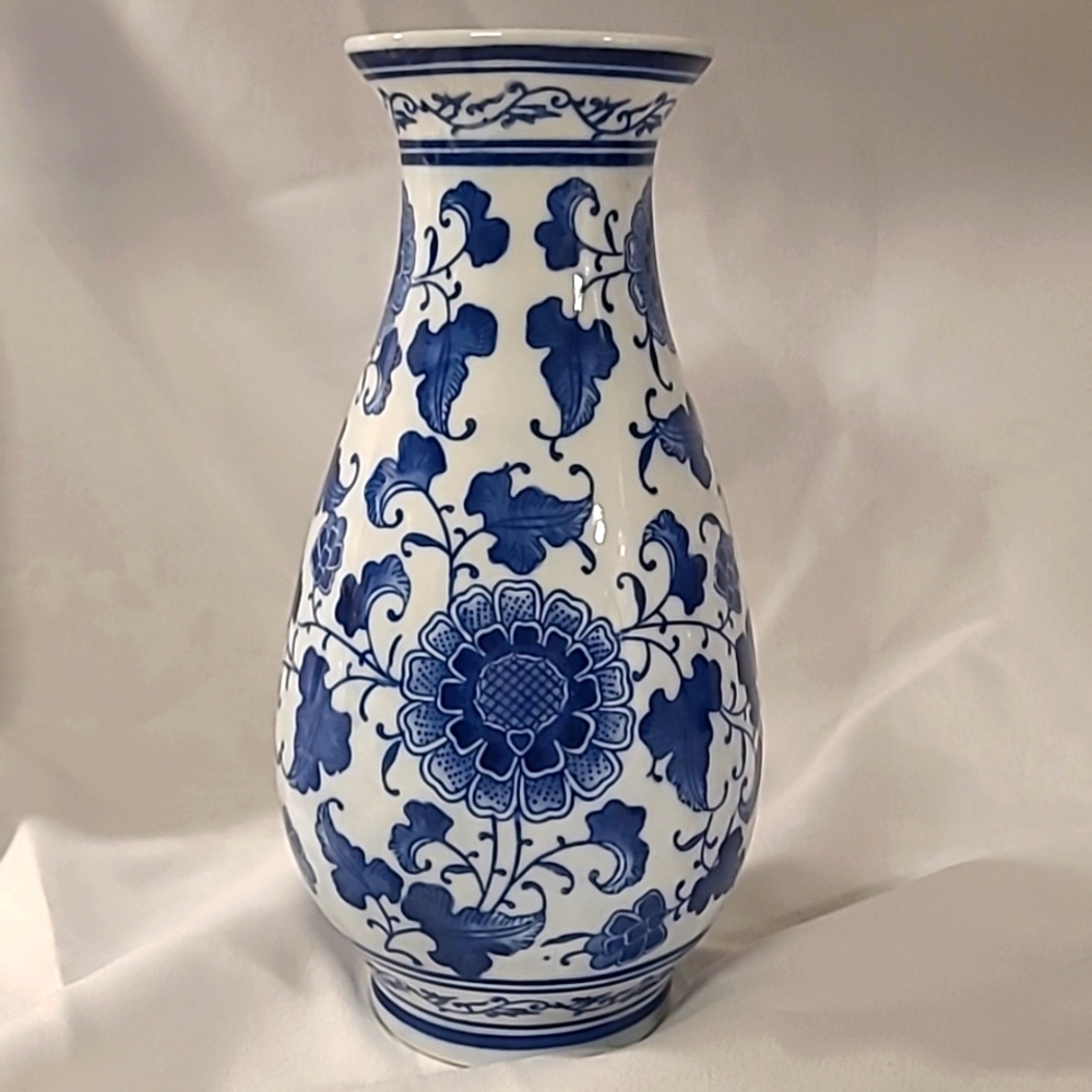 Asian 🎏 white and blue Chine vase